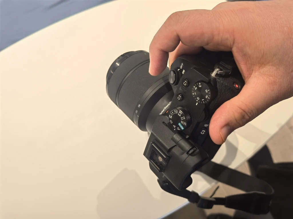 Sony Alpha a7 II Mirrorless Camera with 28-70mm Lens - photo 3