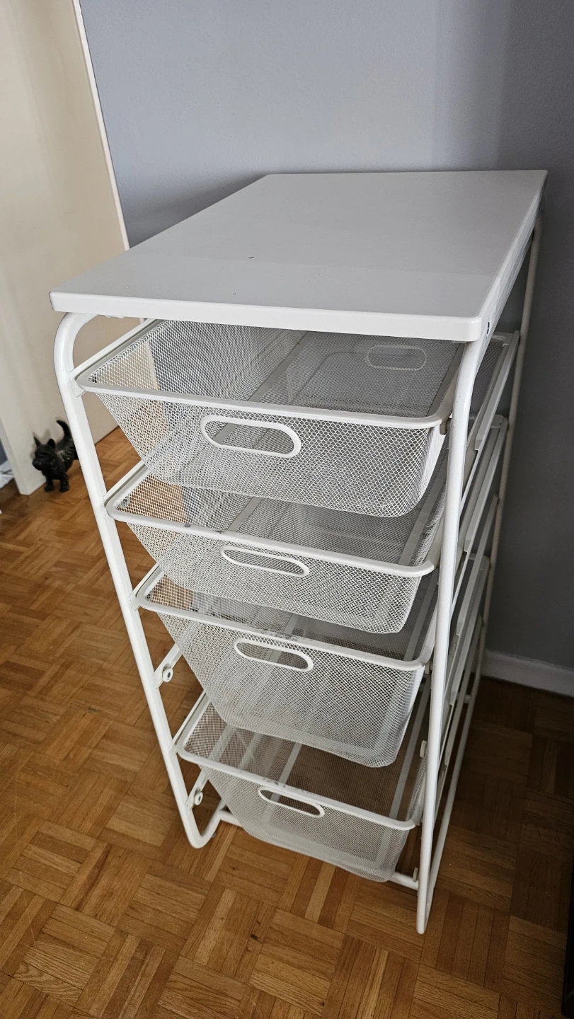 Basket storage unit