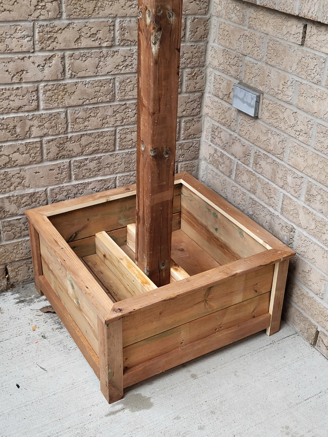Wooden Garden Patio Planter Box with Post Mount - photo 2