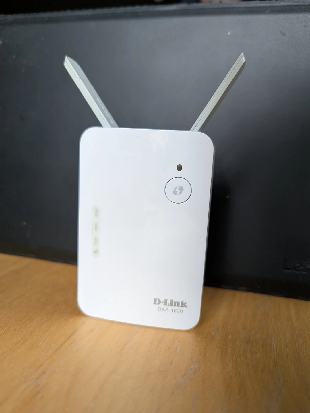 D-Link AC1200 Dual Band Wi-Fi Range Extender DAP-1620 - photo 2