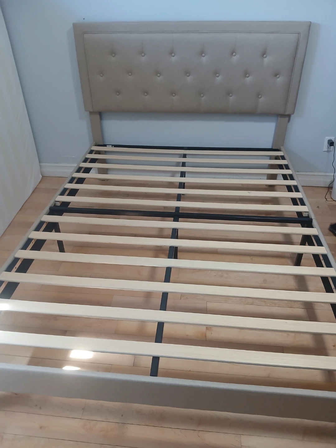 Queen Size Linen Tufted Upholstered Platform Bed Frame - photo 4