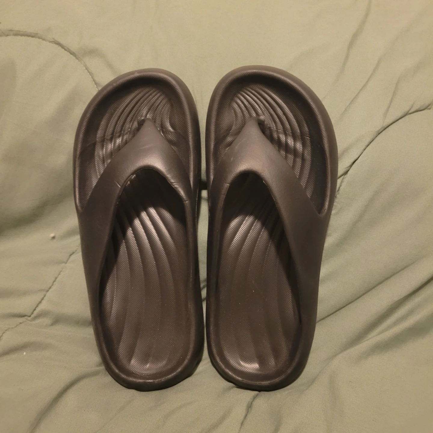 Black Flip Flops Size 8 - photo 2