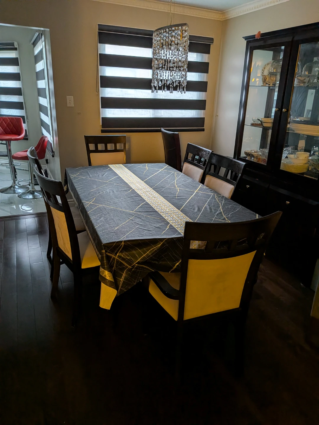 Dining room table and 6 chairs for sale