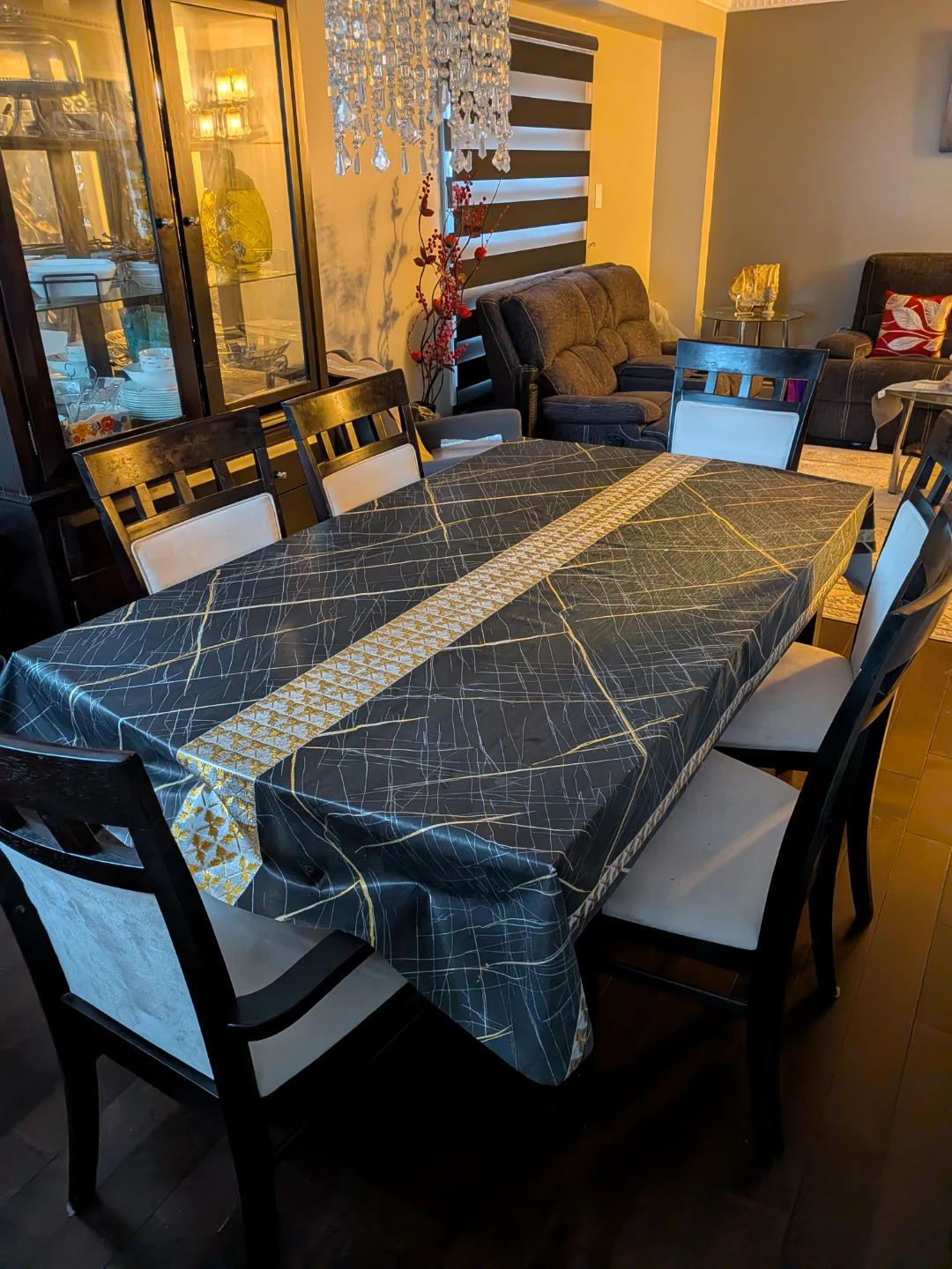 Dining room table and 6 chairs for sale - photo 2