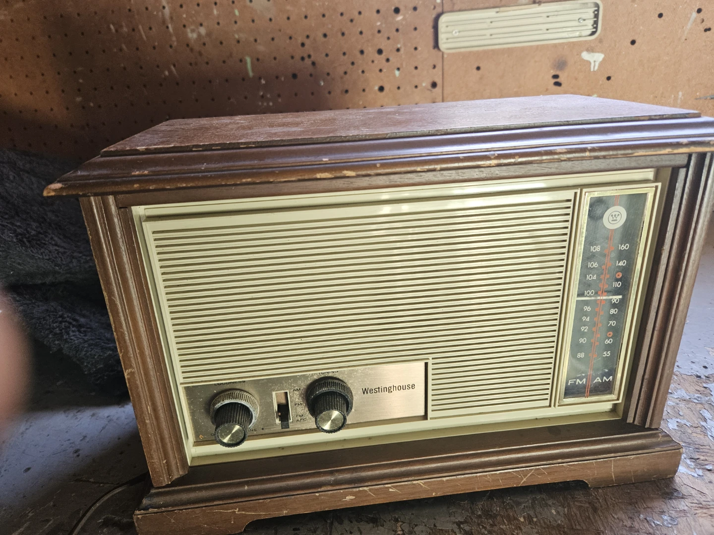 Westinghouse 870N6 Walnut AM-FM Radio - photo 2
