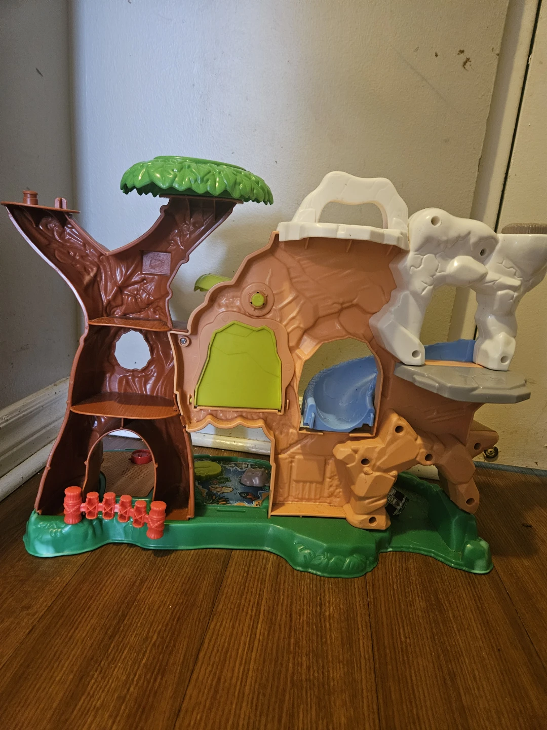 Fisher-Price Little People Animal Rescue Treehouse Playset