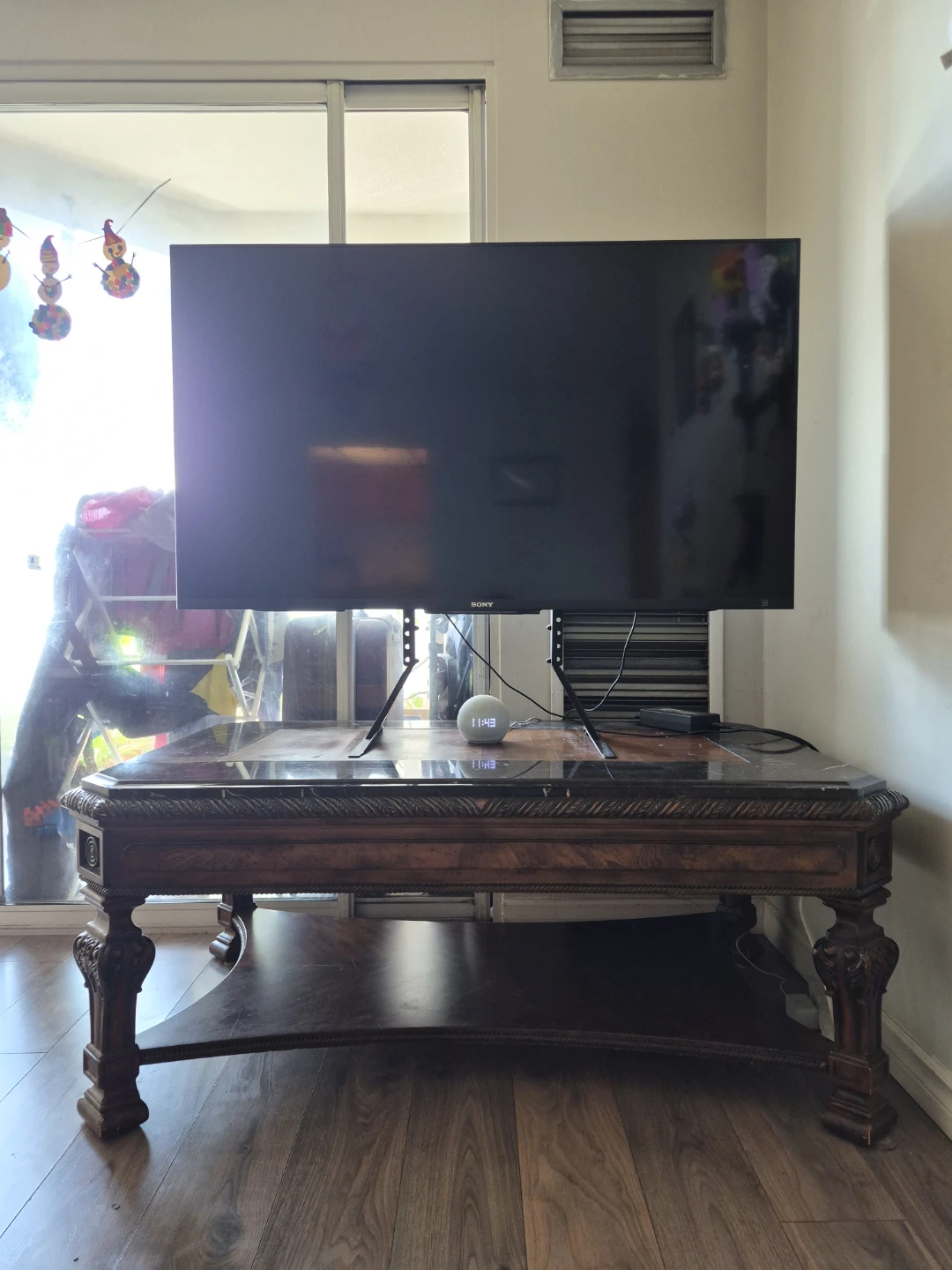 Full HD 50 inc  Sony TV with coffee table