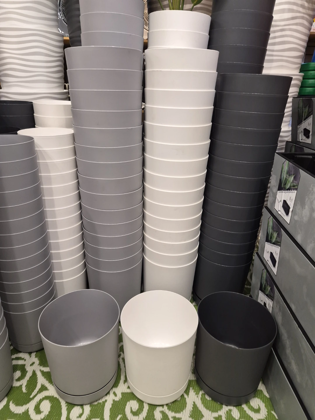 New outdoor light weight Planters great prices - photo 2