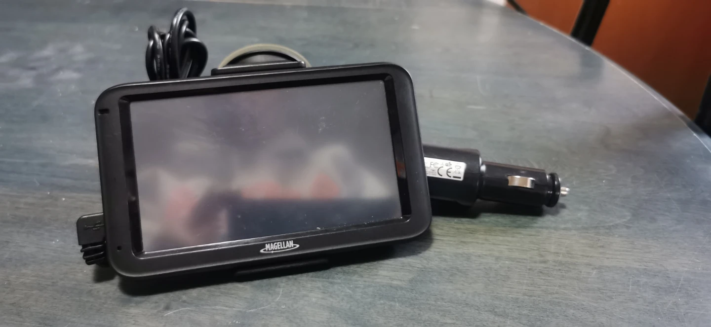 Magellan GPS Navigator with Car Charger - photo 3