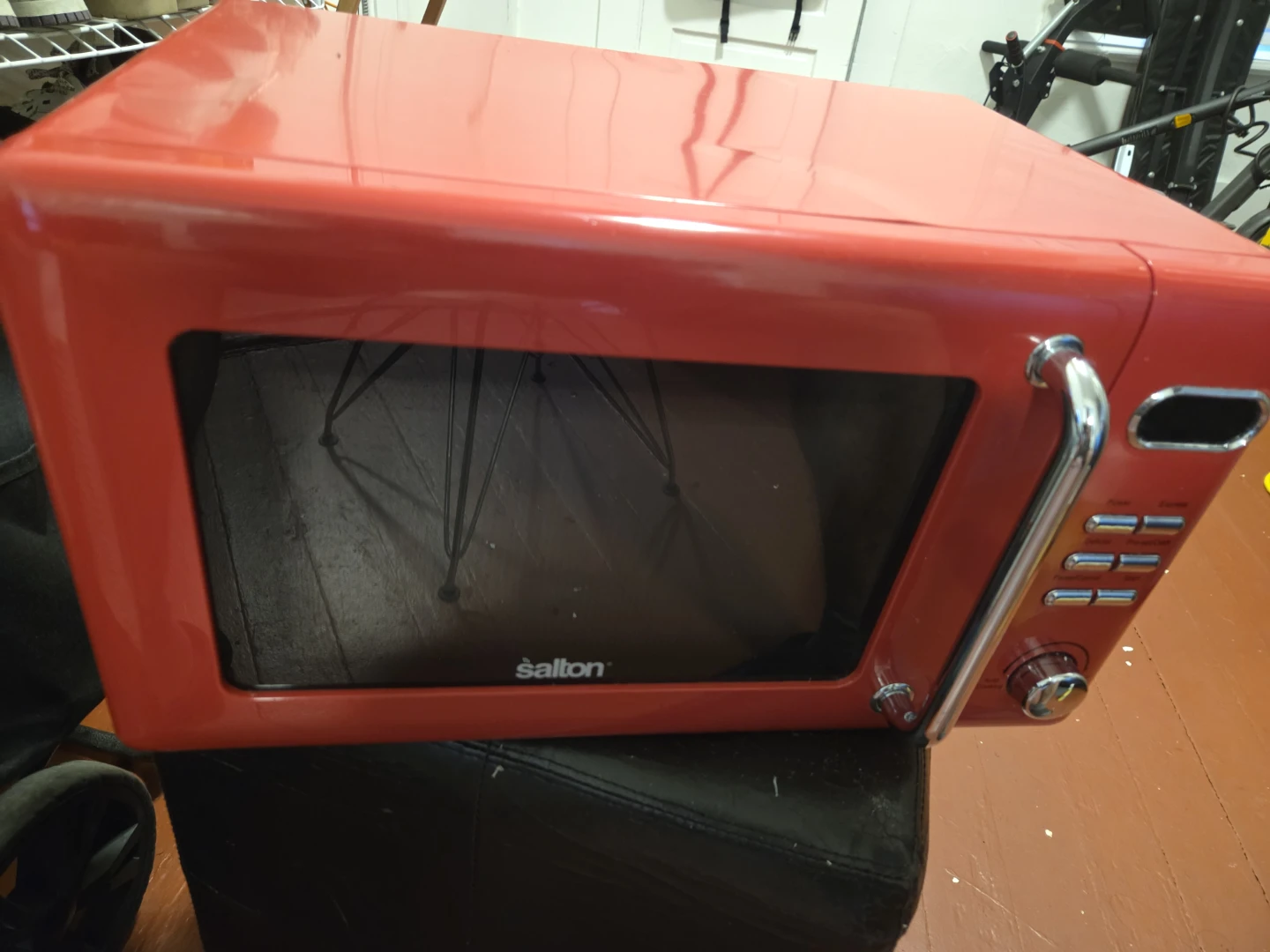 Salton Microwave Oven (Model 20UX33-L)