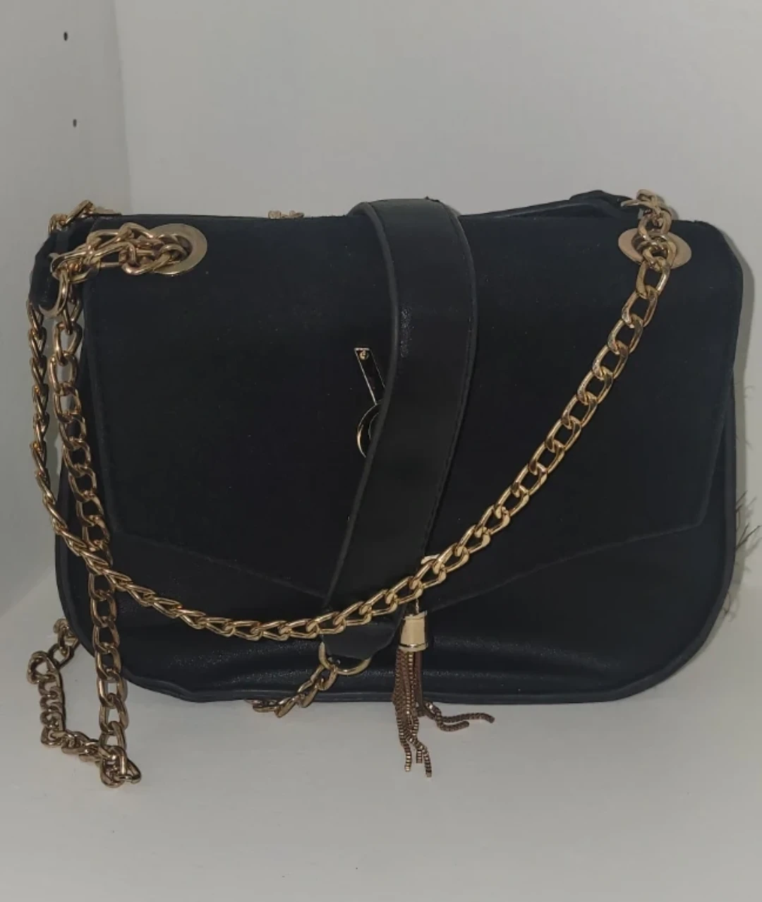 Black shoulder bag with gold chain - photo 2