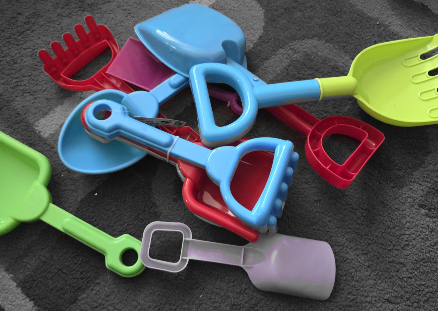 Set of colourful plastic sand buckets, rakes and shovels - photo 2