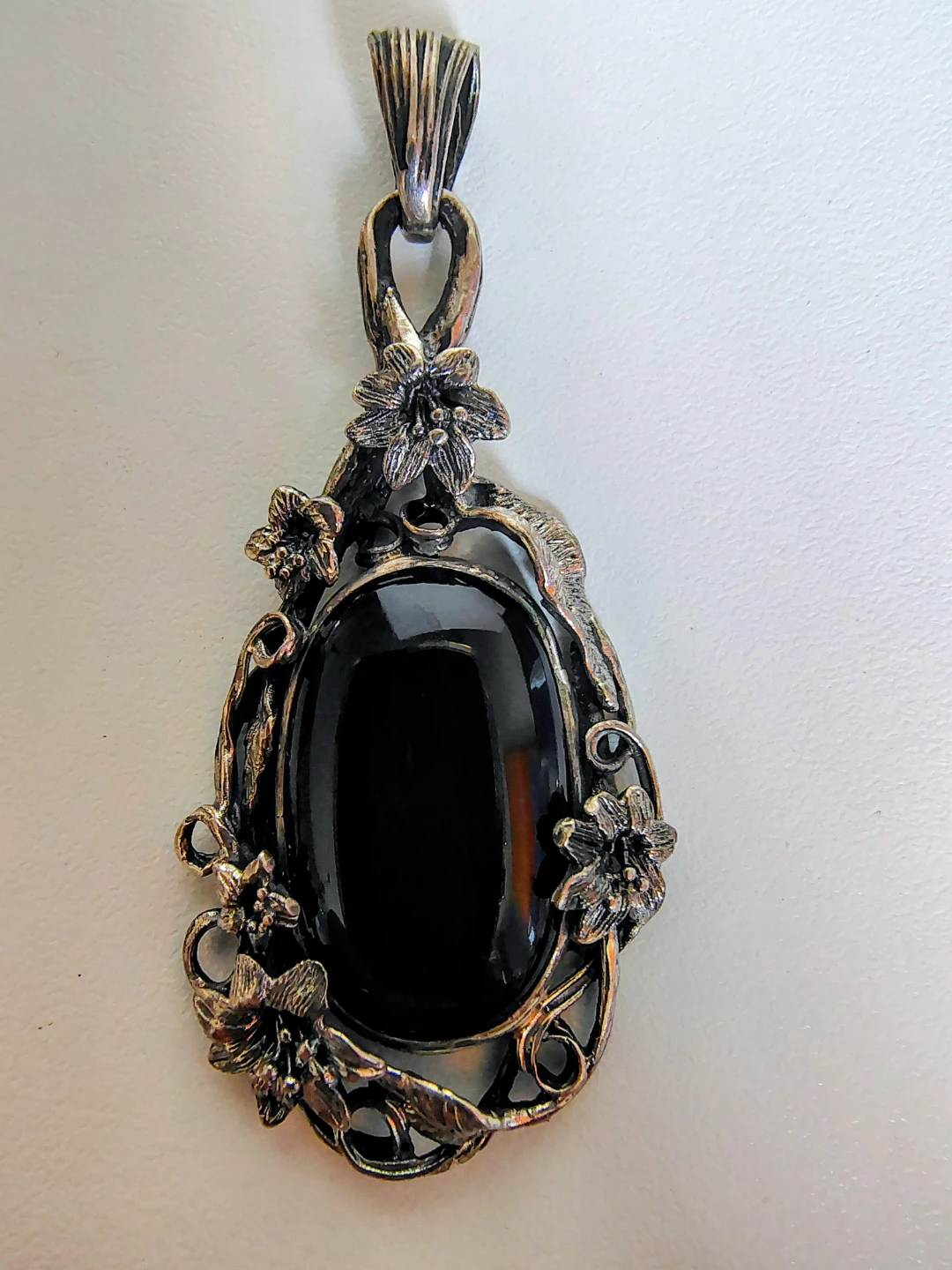 ✨ New, Never Worn Art Nouveau–Style Pendant ✨