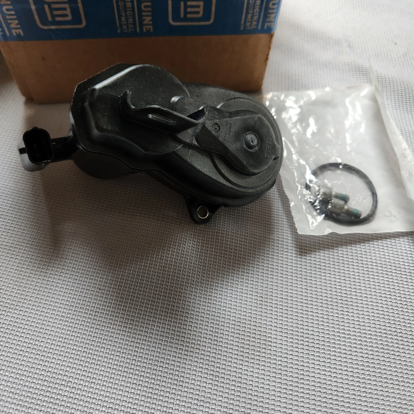 GM brake Actuator 13544735 Rear Right 2016 -2025 - photo 3