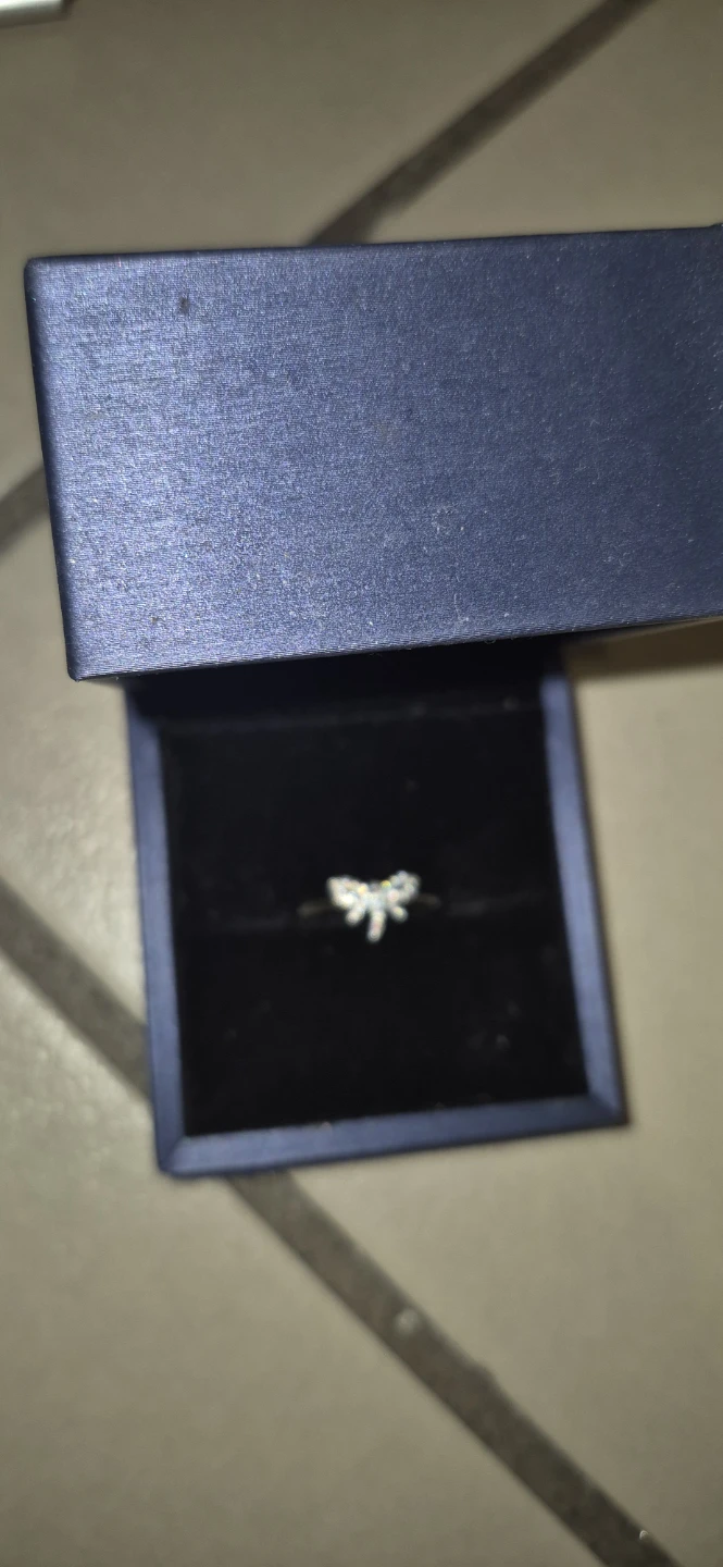 Silver silver 725 ring with a bow-shaped accent