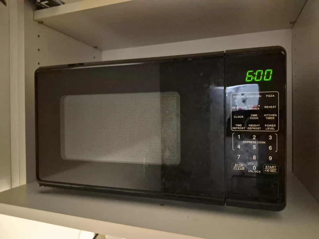 Mainstays Compact Microwave Oven (Like new) - photo 2
