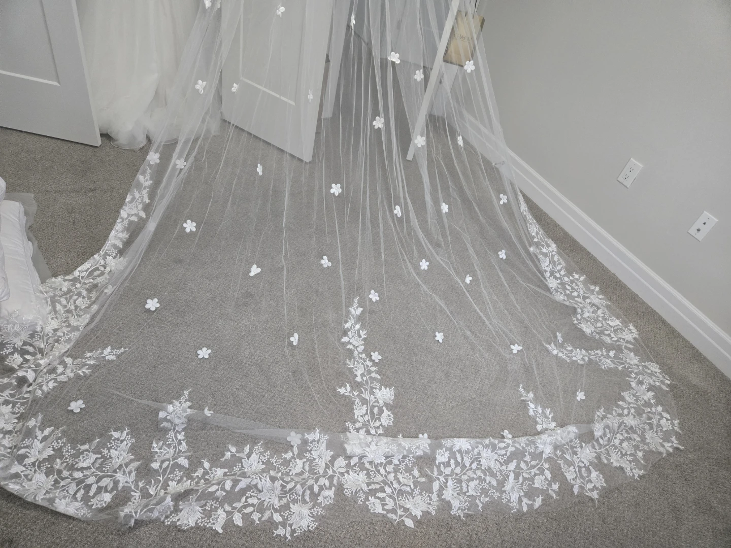 White Wedding Veil with Floral Lace and 3D Flowers - photo 2
