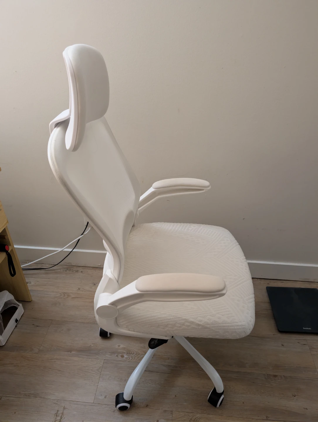 White mesh ergonomic office chair with headrest - photo 3