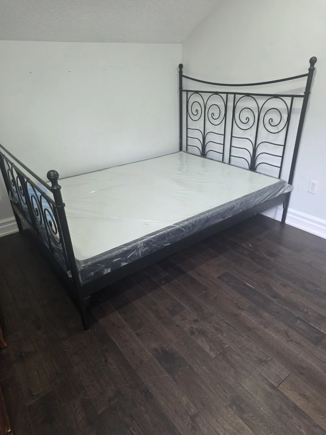 Fully furnished bedroom for rent in Brampton