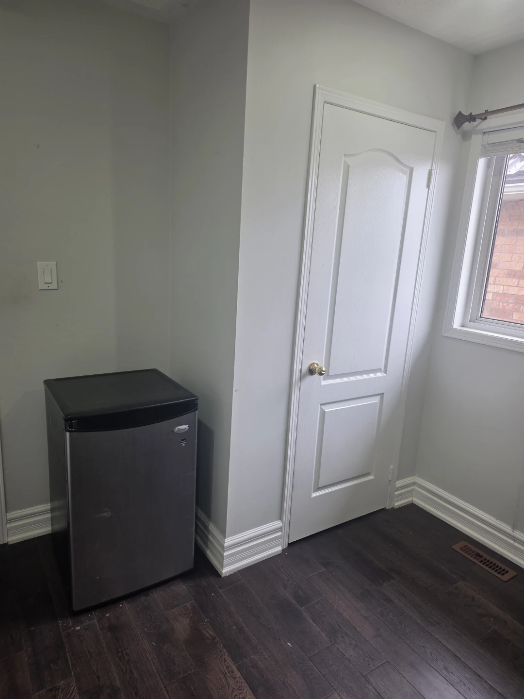 Fully furnished bedroom for rent in Brampton - photo 3