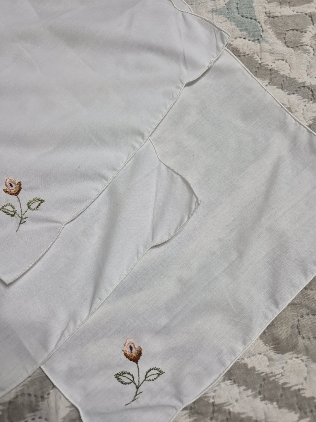 Beautiful Set of 4 Vintage Hand Embroidered White Napkins - photo 2