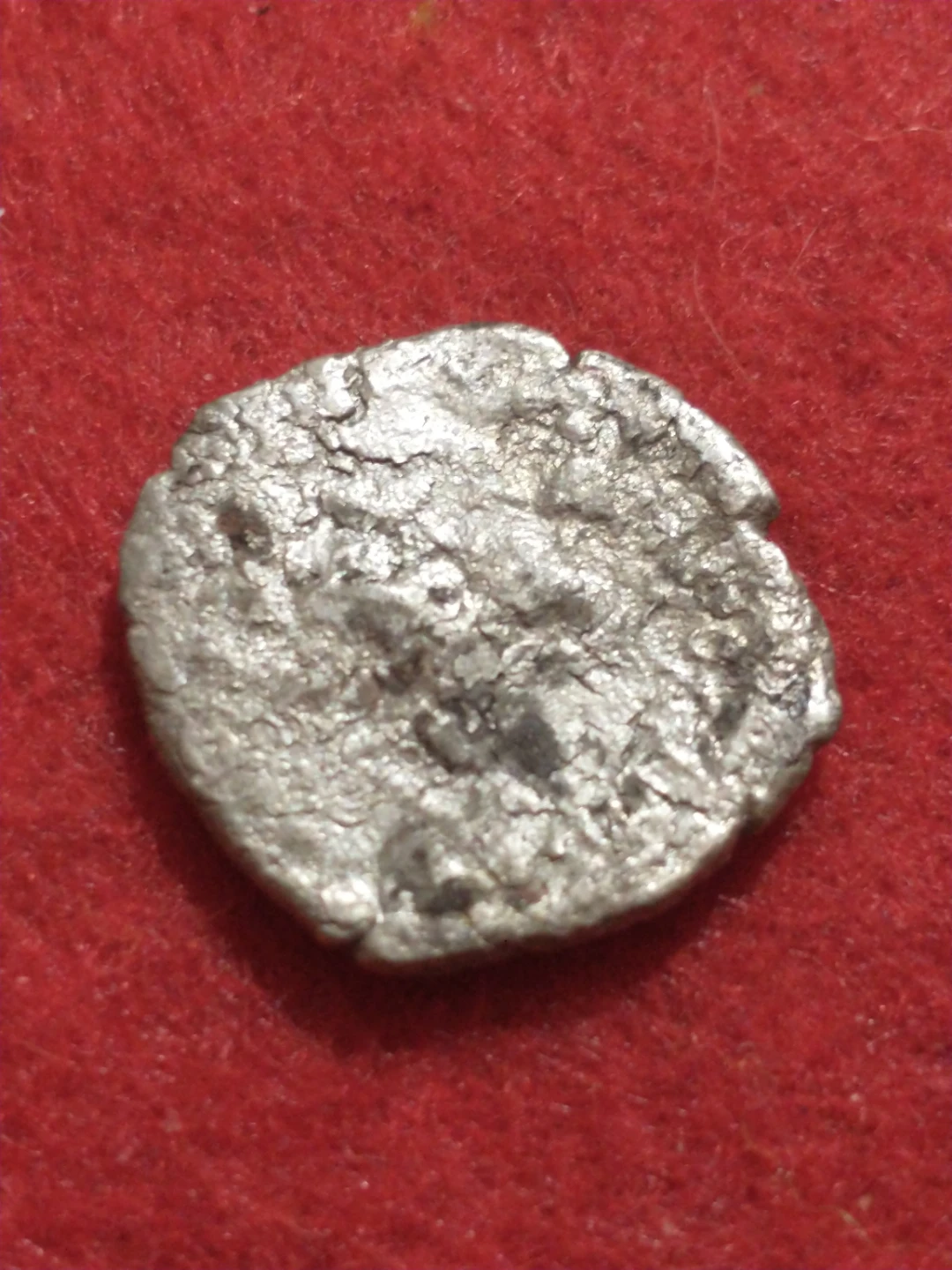 Nice unattributed ancient Roman silver coin circa 3rd century AD - photo 4
