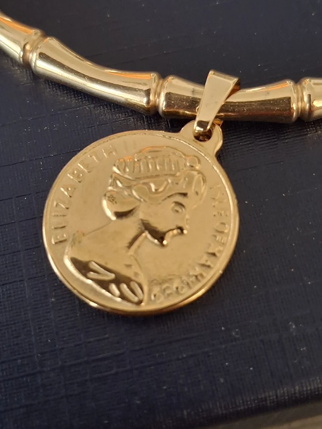 Gold Tone Stretch Bracelet bangle Queen Elizabeth Coin Charm - photo 3