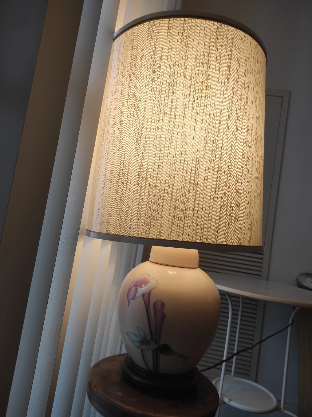 Vintage Floral Ceramic Table Lamp with Pedestal Stand - photo 4