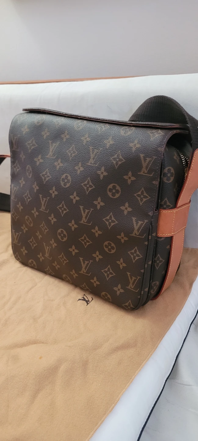 Authentic Louis Vuitton crossbody - photo 4