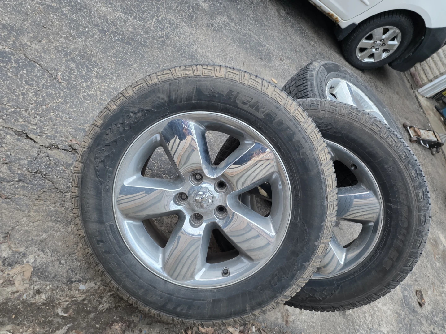 Set of 4 Winter Tires and Rims 275/60R20 - photo 2
