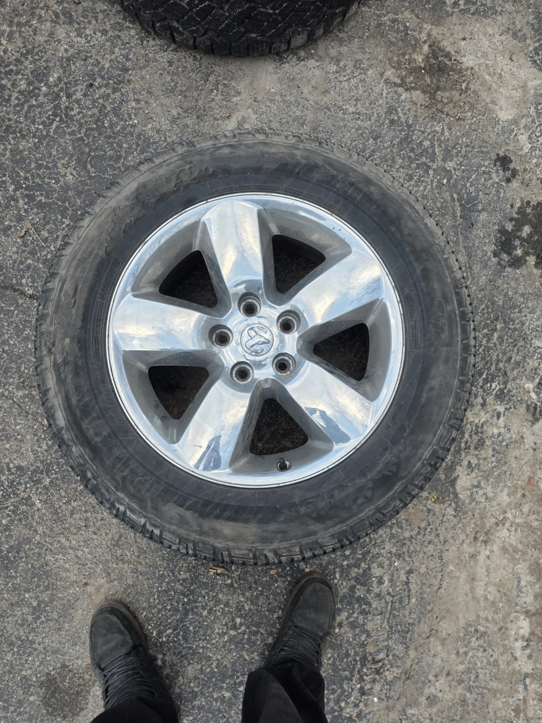 Set of 4 Winter Tires and Rims 275/60R20 - photo 4