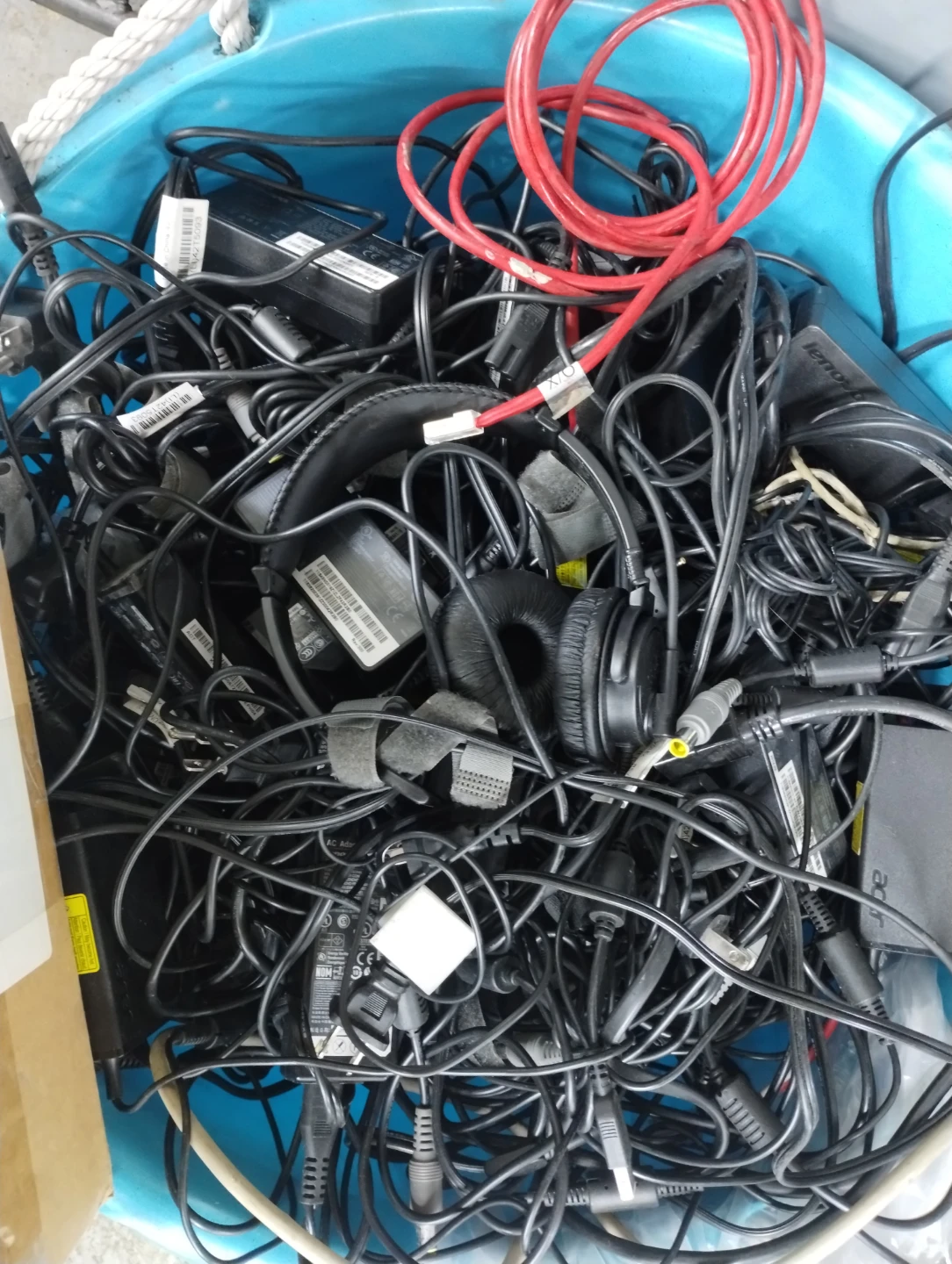 Laptop charger - photo 3