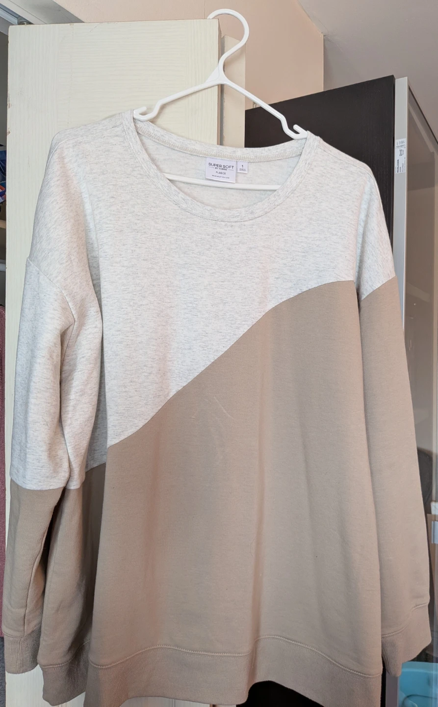 Brand New: TORRID Women's Sweatshirt - Plus Size 1X - photo 2