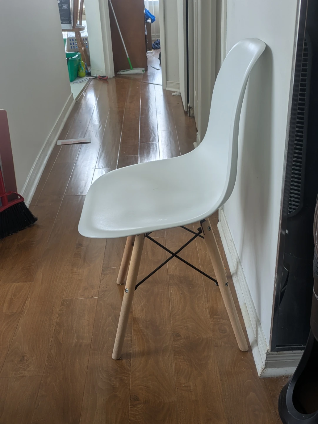 White Molded Accent Chair with Wood Legs - photo 2