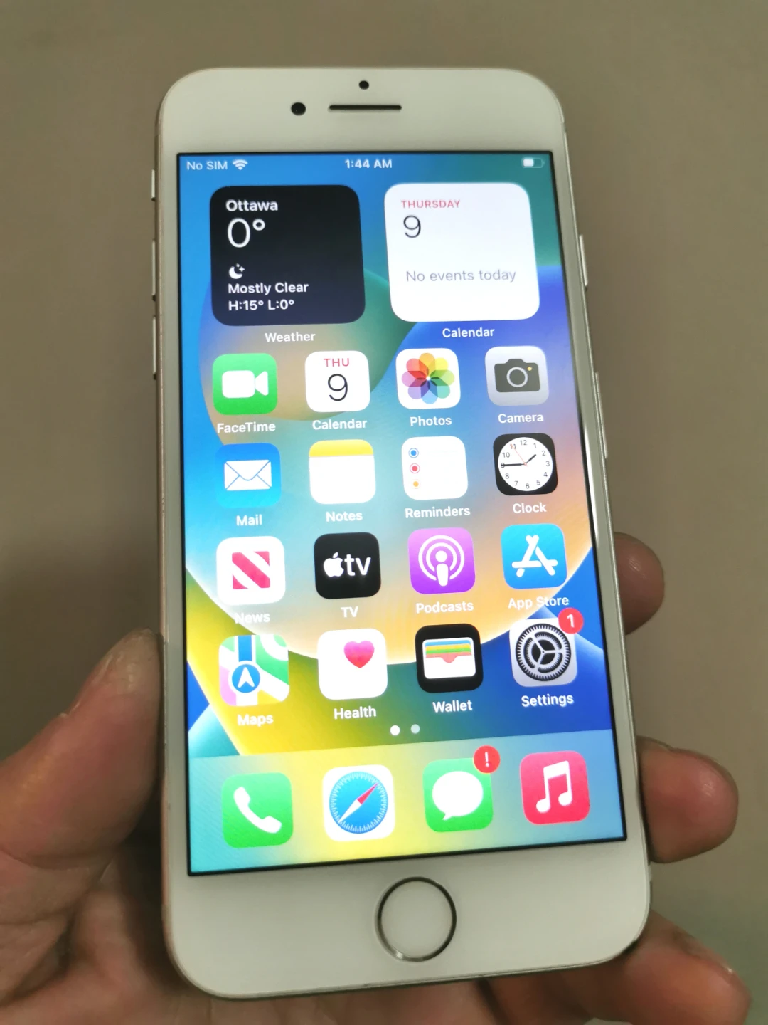 iPhone 8 64G Silver Unlocked in mint condition - photo 2