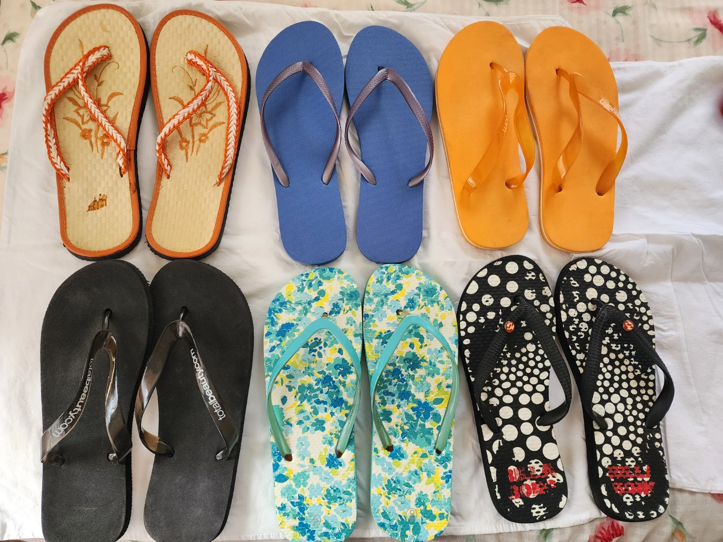 FLIP FLOPS, BEACH SLIPPERS