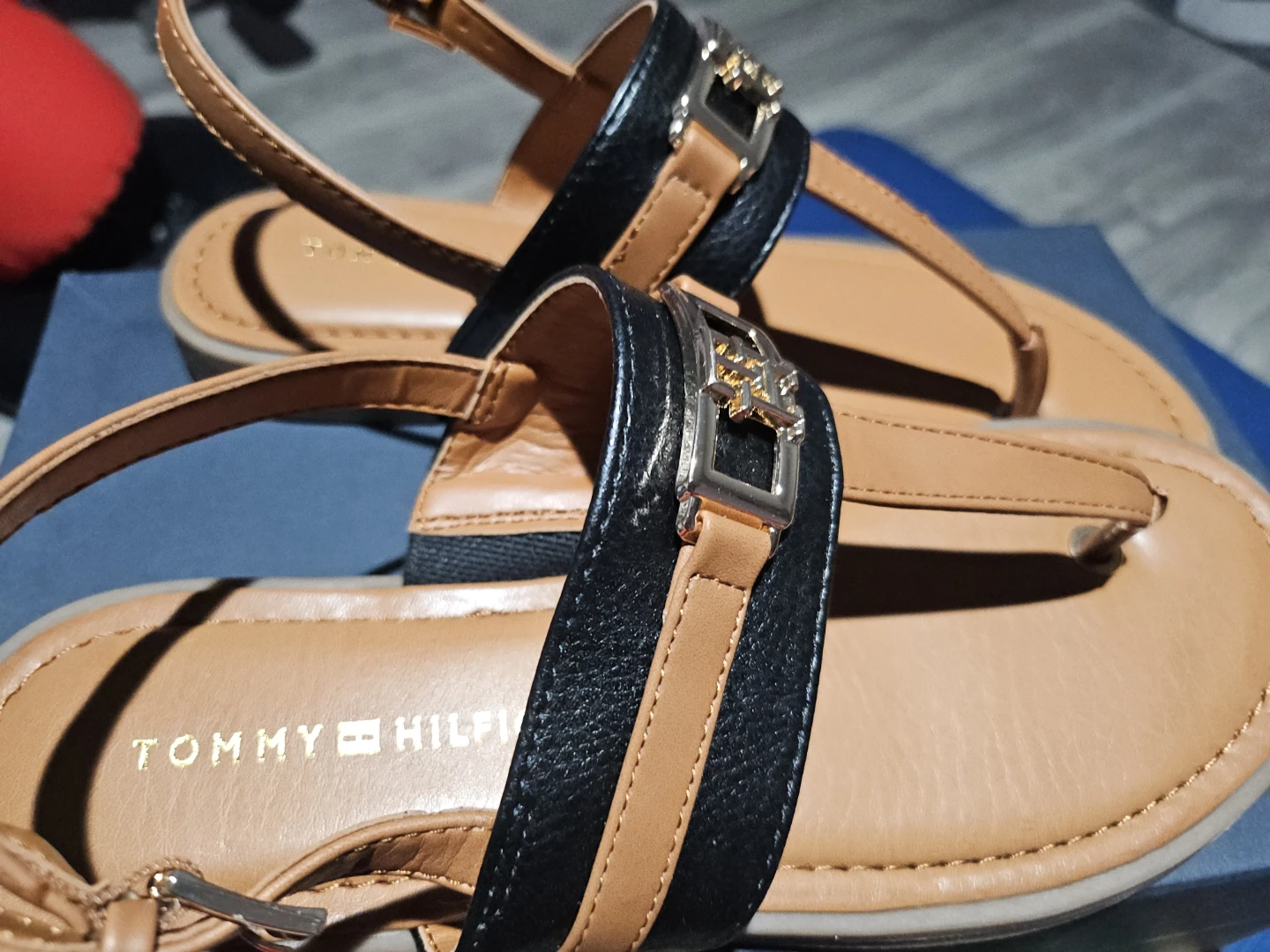 Tommy Hilfiger Women's Tan & Black Accent Flat Sandals - photo 3