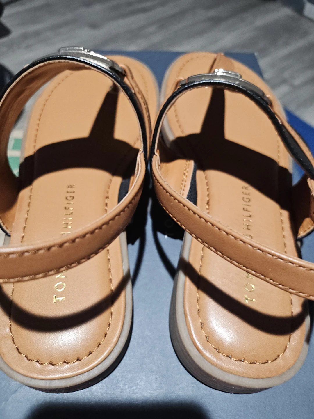 Tommy Hilfiger Women's Tan & Black Accent Flat Sandals - photo 4