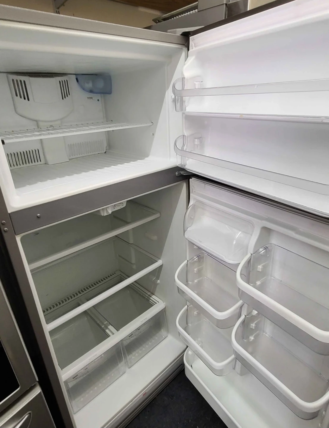 Frigidaire 30in Stainless steel refrigerator - photo 2
