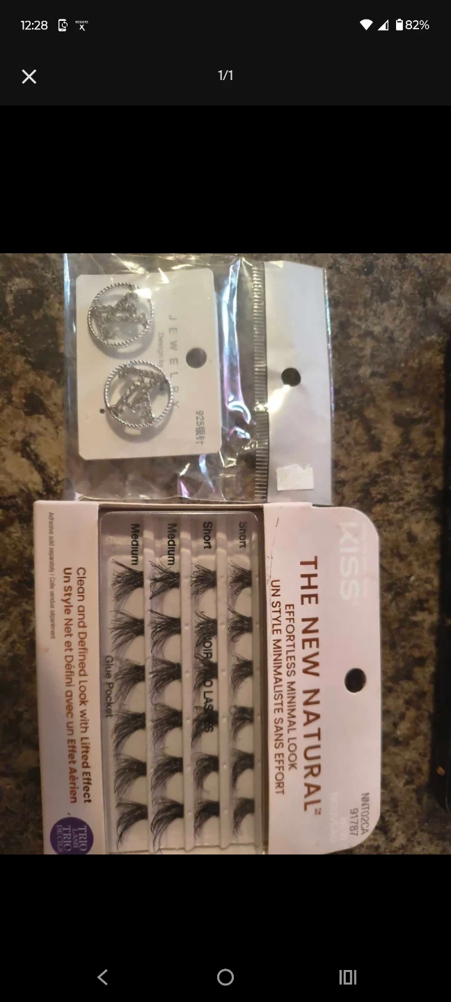 KISS The New Natural Lashes & LV earrings