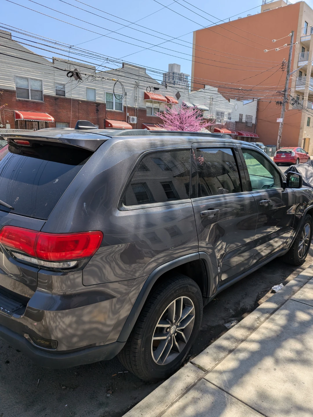 Jeep Grand Cherokee SUV - photo 2