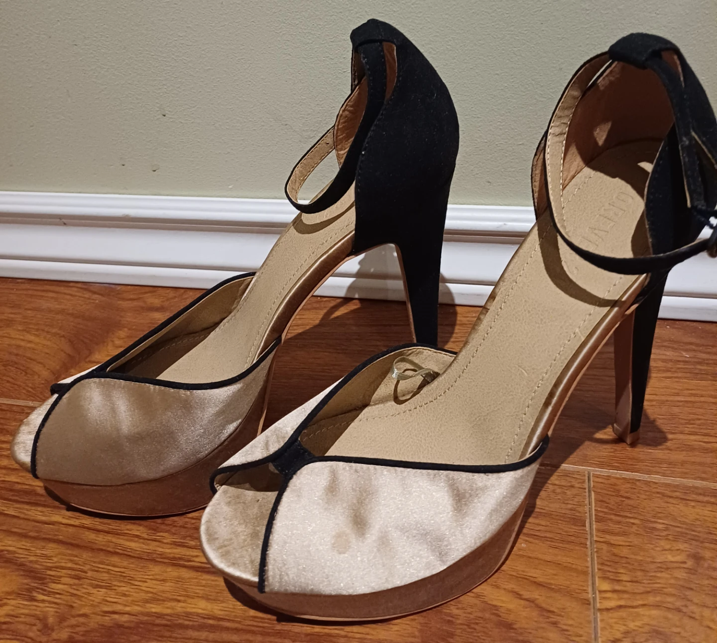 NEW Black and Gold Platform Heels Size 8.5