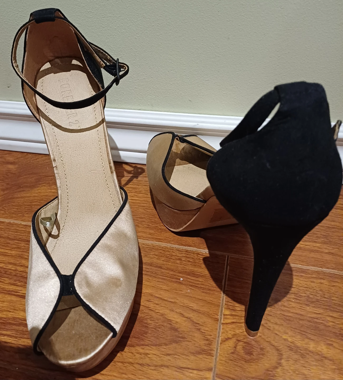 NEW Black and Gold Platform Heels Size 8.5 - photo 2