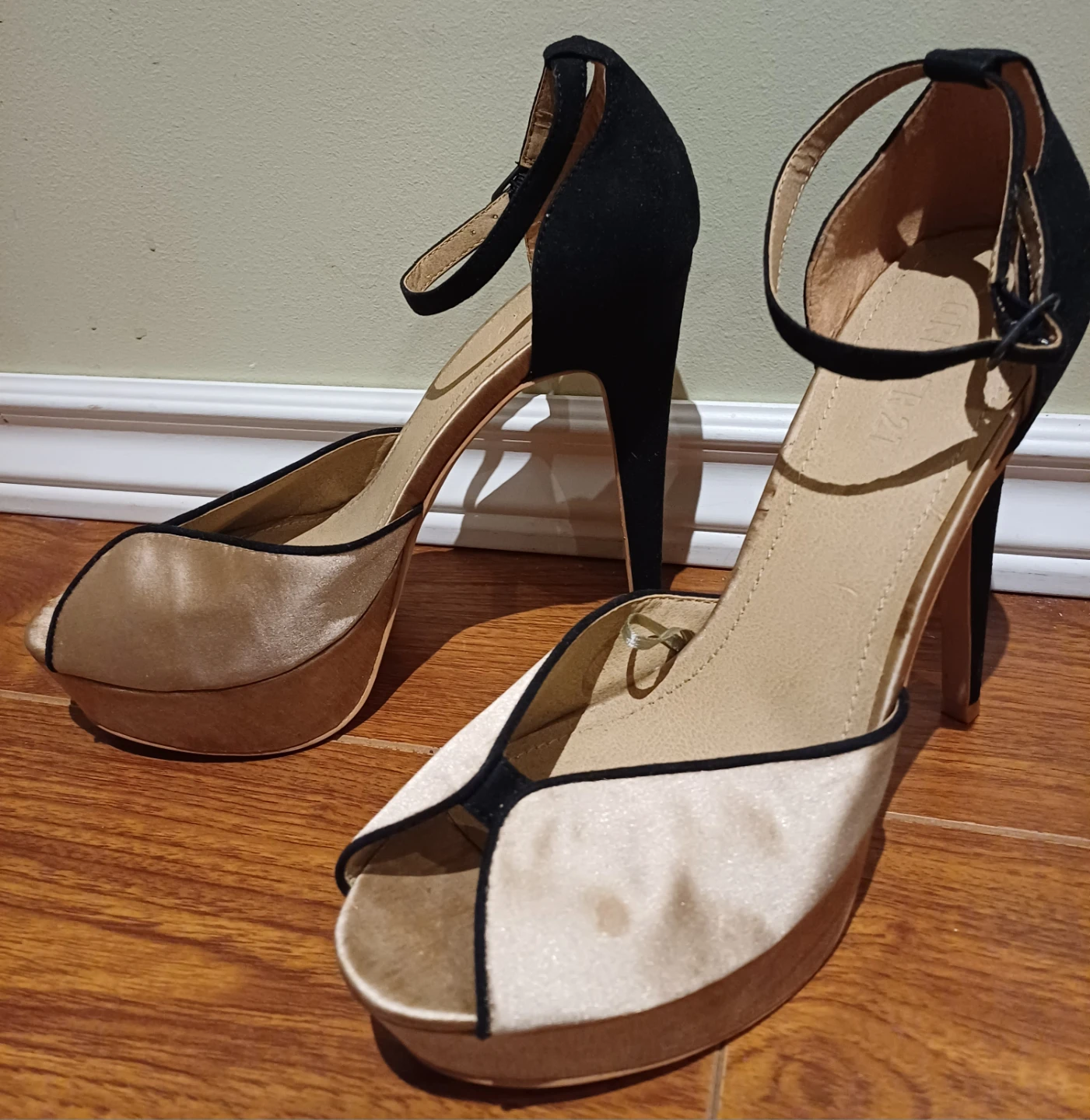 NEW Black and Gold Platform Heels Size 8.5 - photo 3