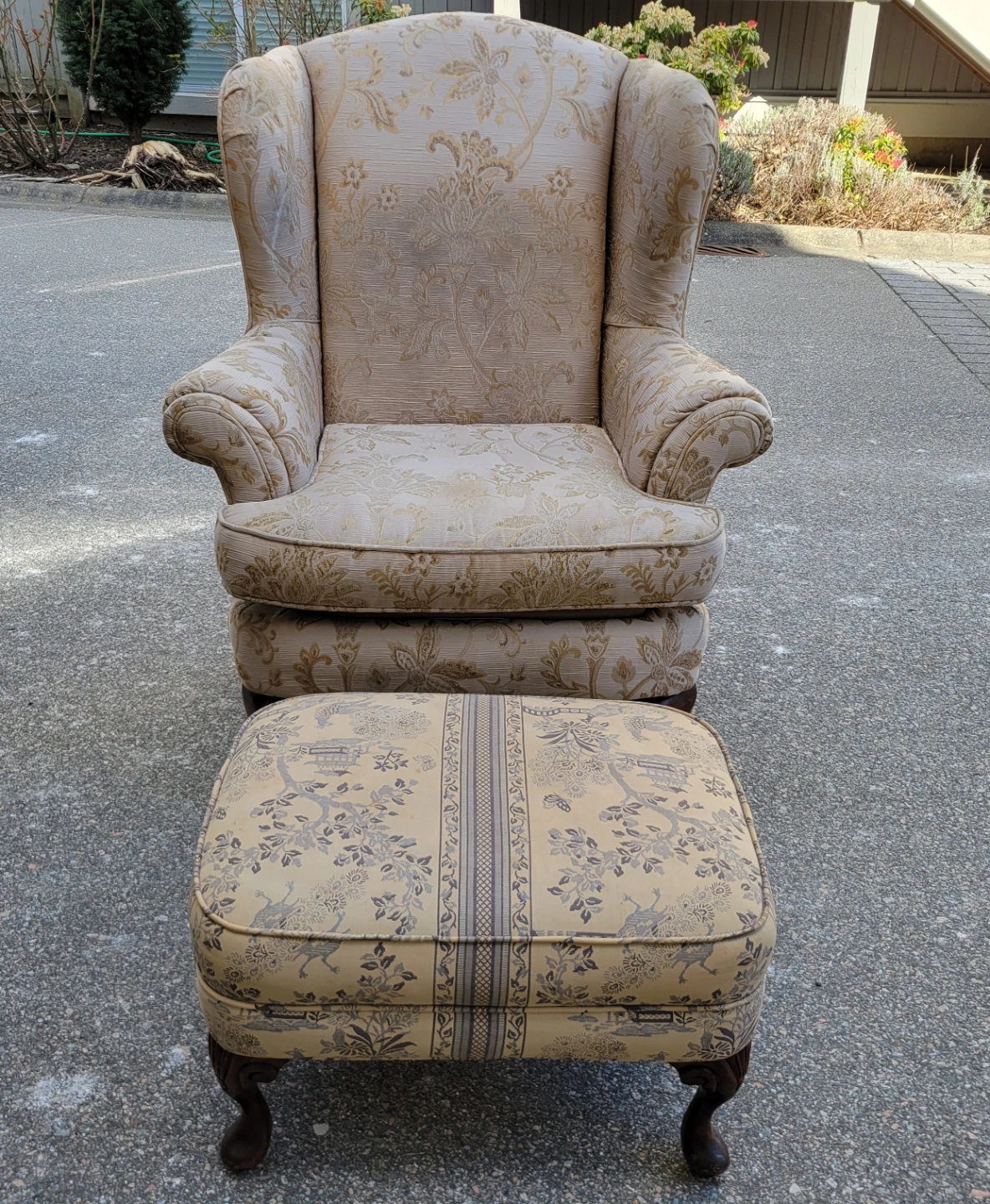 Vintage Chippendale-Style Wingback Chair & Matching Ottoman. - photo 2