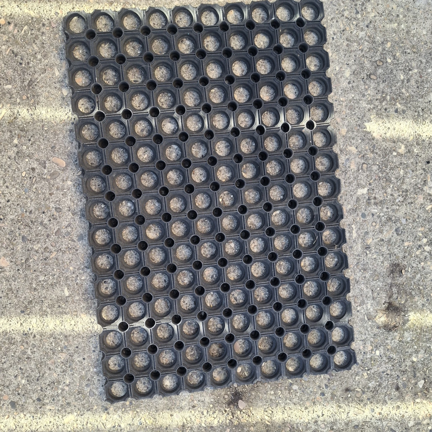 Black rubber drainage mat