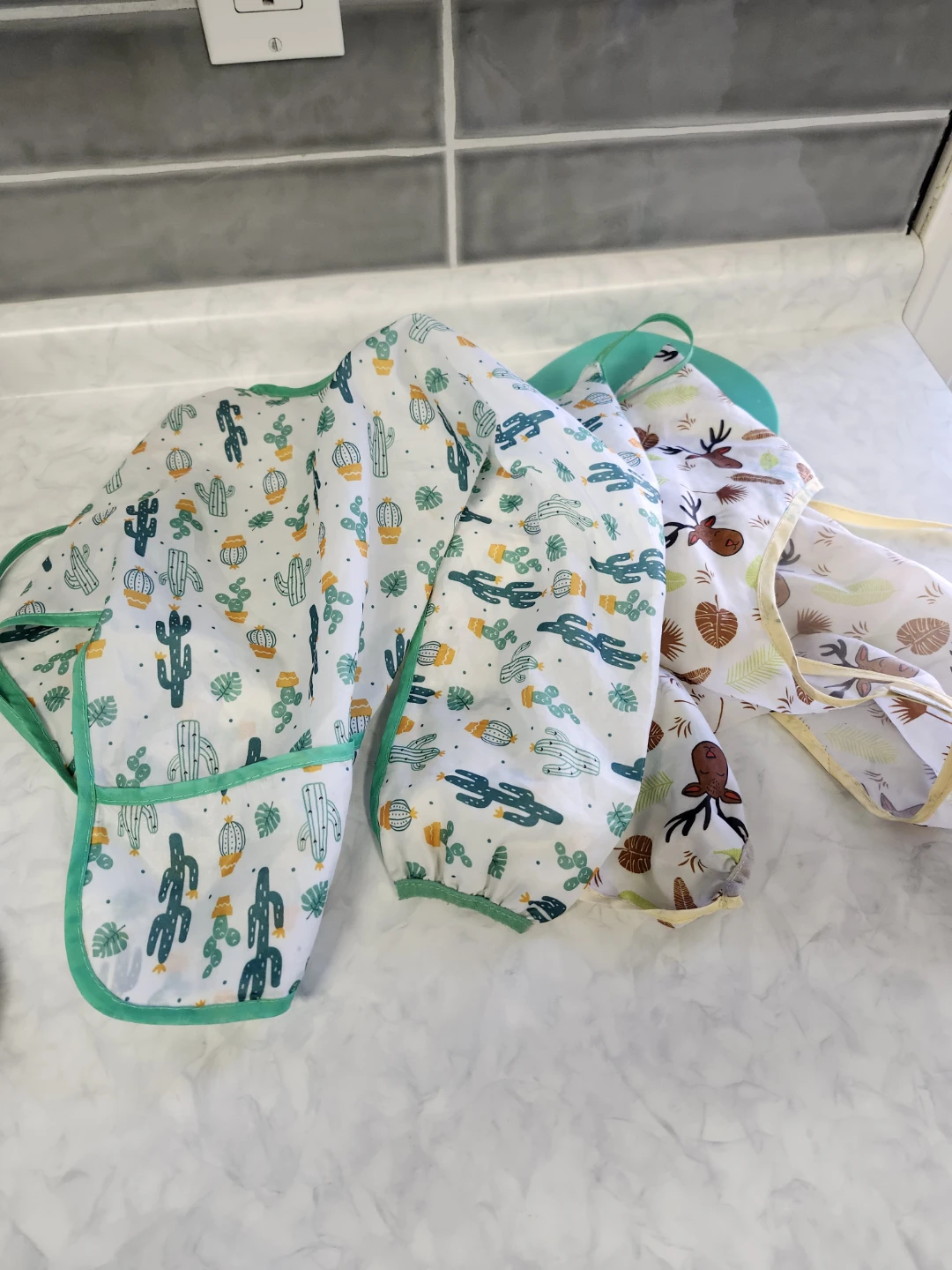 Tommee Tippee Silicone Suction Mat & 5 Bibs - photo 2