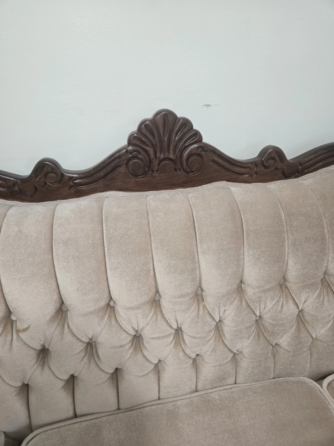 Vintage Tufted Sofa - Beige Velvet - photo 2
