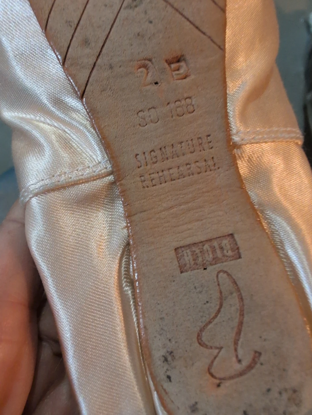 Bloch Signature Rehearsal Pointe Shoes that fit size 5 women - photo 2