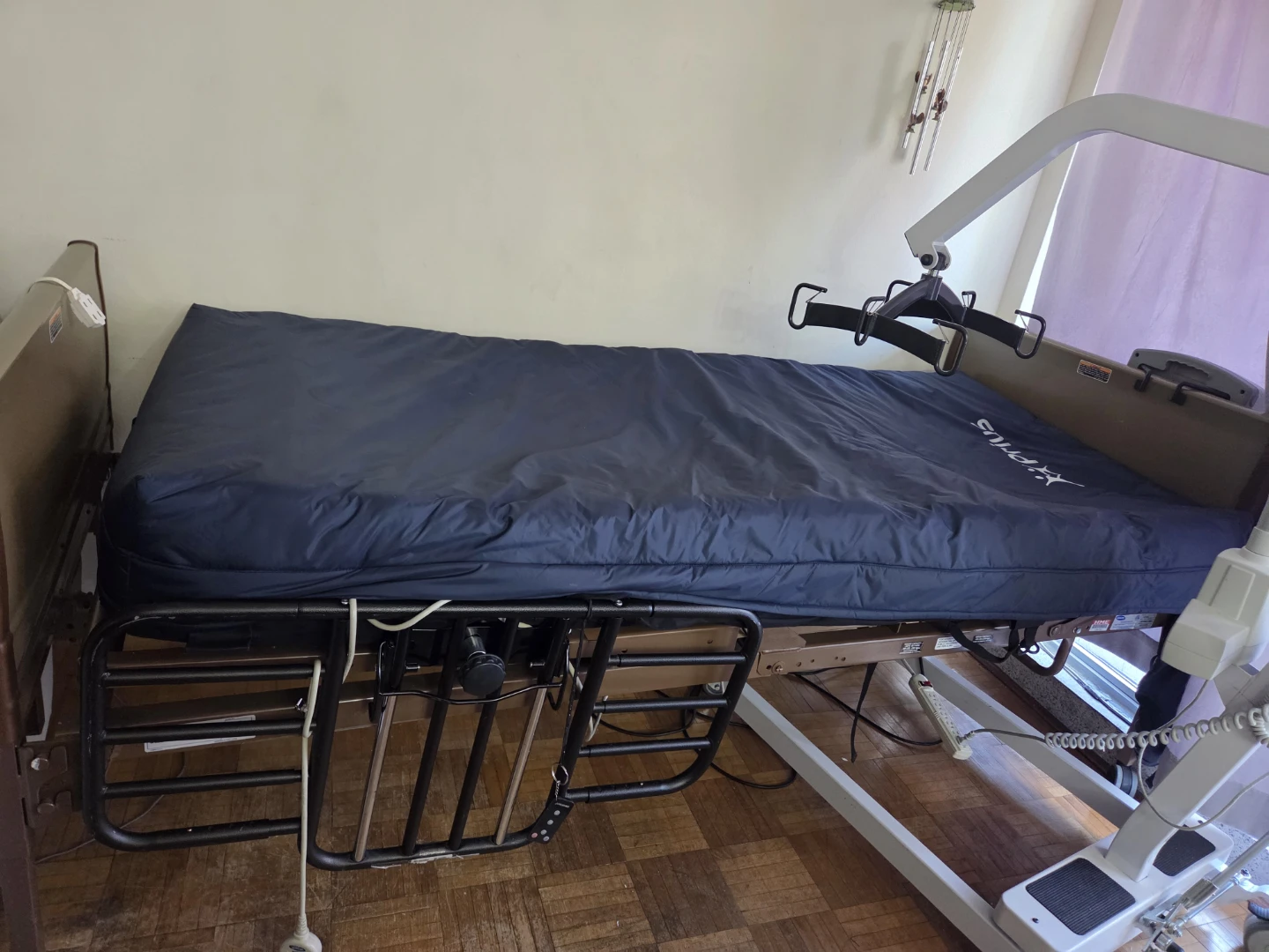 Hospital Bed with Low Air Loss Mattress – Excellent Condition - photo 2